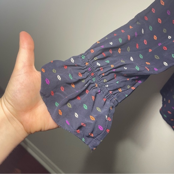 J.Crew Women’s Navy Silk Ruffle Blouse Lips kisses Print preppy Long Sleeve US 6 - Picture 6 of 10